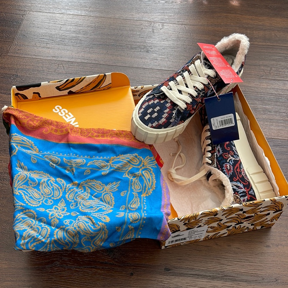Farm Rio NWT Blue Ainika Tapestry Flatform Sneaker include Box and Dust Bag